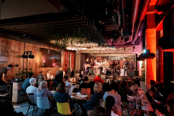 ibis MUSIC w Tallinie! Muzyka, LIFESTYLE - Znana z pasji do muzyki, marka ibis nie przestaje wspierać wschodzących artystów w rozwoju muzycznej kariery. W piątek, 29 listopada w hotelu ibis Tallinn Center wystąpiła Anna Kaneelina. W wydarzeniu wzięły udział lokalne media oraz celebryci i influencerzy z całej Europy.