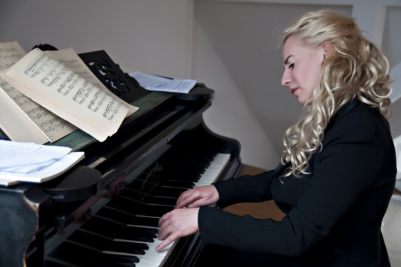 Tylko i wyłącznie piękna muzyka na nowej płycie Beaty Szałwińskiej! Muzyka, LIFESTYLE - Beata Szałwińska, polska pianistka z Luxemburga wydaje w grudniu nową płytę, która zachwyci jej wielbicieli, oraz poruszy serca wszystkich tych, którzy kochają największe światowe przeboje.
