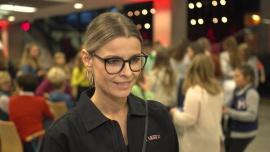 Marta Wiśniewska: Wróciłam do śpiewania i koncertowania. Tych koncertów nie jest dużo, ale są bardzo fajne Muzyka, LIFESTYLE - Mandaryna była jedną z gwiazd koncertu The Rewind Tour, który odbył się niedawno na arenie COS Torwar w Warszawie. Piosenkarka ponownie zaśpiewała swoje największe hity oraz znane covery z lat 90. Marta Wiśniewska przyznaje, że przed występem towarzyszyły jej ogromne emocje. Powrót do koncertowania bardzo ją cieszy, ale na razie nie ma w planach nowych utworów czy teledysków.