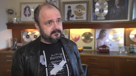 Arkadiusz Jakubik: Nie chciałem być aktorem. Marzyłem, żeby być wokalistą zespołu rockowego, i teraz to najważniejsza planeta artystyczna w moim życiu Muzyka, LIFESTYLE - Bez najmniejszego wahania artysta przyznaje, że śpiewanie jest teraz w jego życiu czymś równie ważnym, co aktorstwo i reżyseria. Arkadiusz Jakubik zdradza, że od młodości marzył o tym, by stanąć na scenie, dać energiczny rock’n’rollowy koncert i porwać publiczność. Odwagi i motywacji dodał mu Tymon Tymański. Pierwszy wspólny występ w popularnym warszawskim klubie uświadomił mu, że warto zaryzykować.
