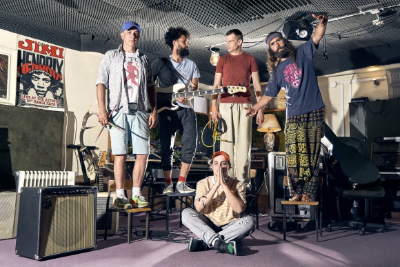 Łąki Łan i Otsochodzi w drugim singlu Lech Music Festiwale Inaczej! Muzyka, LIFESTYLE - Poznaliśmy kolejną odsłonę wakacyjnej akcji Lech Music i Albo Inaczej! Po świetnie przyjętym singlu Natalii Przybysz śpiewającej nową wersję kultowego „Studio, scena, łóżko” Tego Typa Mesa, czas na Łąki Łan interpretujących utwór „Bon Voyage” z repertuaru Otsochodzi!