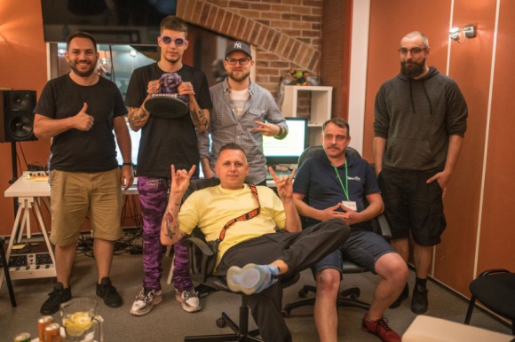 Borixon i Żabson w polskiej wersji językowej gry Fortnite Muzyka, LIFESTYLE - Dzisiejsza aktualizacja gry Fortnite wnosi znaczącą zmianę, która wprowadzi do gry samochody, a wraz z nimi radio Fortnite i postać DJ Bitboxxxa. Gracze będą mogli usłyszeć znanych polskich raperów - Borixona oraz Żabsona.