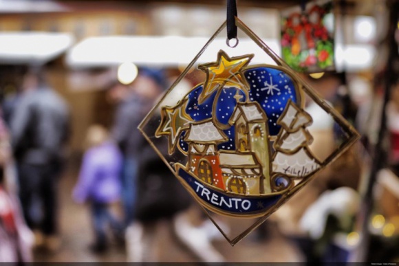 Włoskie tradycje świąteczne. Odkryj bożonarodzeniowe smaki regionu Trentino BIZNES, Kultura - Spragnieni odkrywania świata, nawet pozostając w Święta w domu, nadal możemy przeżyć je magicznie, poznając tradycje włoskiego Bożego Narodzenia. Każdy region zachował tam odrębne zwyczaje oraz wyjątkową kuchnię. Wielkie bogactwo smaków odnajdziemy w alpejskim regionie Trentino.