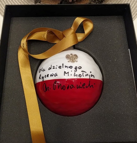Bombka od Premiera na licytację Gwiazdy, LIFESTYLE - Premier Mateusz Morawiecki pochylił się nad losem chorego dwulatka z Białegostoku i podarował na licytację porcelanową świąteczną bombkę z dedykacją.