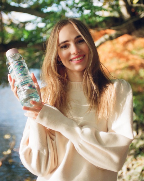 Suki Waterhouse współpracuje z Waterdrop Gwiazdy, LIFESTYLE - Brytyjska aktorka i modelka, Suki Waterhouse, we współpracy z marką Waterdrop stworzyła nową butelkę, która swoim designem nawiązuje do działa francuskiego artysty, Claude’a Moneta.